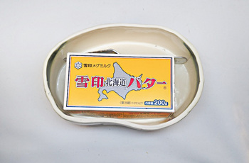 お散歩ネコのソラマメ型バターケース(陶箱)2.JPG